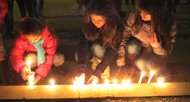 Action of lighting candles in memory of the deceased infant Sergey Avetisyan. Nagorny Karabakh, January 20, 2015. Photo by Alvard Grigoryan for the ‘Caucasian Knot’. Action of lighting candles in memory of the deceased infant Sergey Avetisyan. Nagorny Karabakh, January 20, 2015. Photo by Alvard Grigoryan for the ‘Caucasian Knot’.