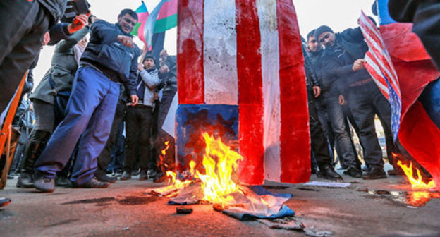 Nardaran residents burning down the flags of France, Israel, United States and Armenia, January 21, 2015. Photo by Aziz Karimov for the ‘Caucasian Knot’. Nardaran residents burning down the flags of France, Israel, United States and Armenia, January 21, 2015. Photo by Aziz Karimov for the ‘Caucasian Knot’.
