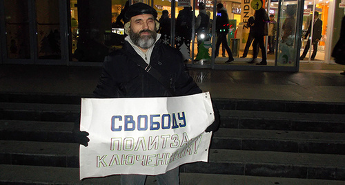 Solo picket in support of Alexei Navalny. Photo by Elena Grebenyuk for the ‘Caucasian Knot’. Solo picket in support of Alexei Navalny. Photo by Elena Grebenyuk for the ‘Caucasian Knot’.