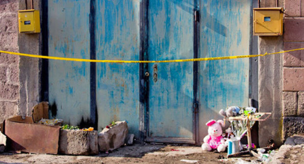Toys and candles at the gates of the Avetisyans’ house. Gyumri, January 20, 2015. Photo by Narek Tumasyan for the ‘Caucasian Knot’. Toys and candles at the gates of the Avetisyans’ house. Gyumri, January 20, 2015. Photo by Narek Tumasyan for the ‘Caucasian Knot’.