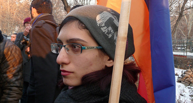Participant of protest actions in Yerevan. Photo by Armine Martirosyan for the ‘Caucasian Knot’. Participant of protest actions in Yerevan. Photo by Armine Martirosyan for the ‘Caucasian Knot’.