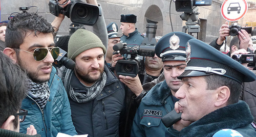 The participants of the protest action in Yerevan talk to the representative of the Armenian Ministry of Internal Affairs (MIA). Photo by Armine Martirosyan for the "Caucasian Knot" The participants of the protest action in Yerevan talk to the representative of the Armenian Ministry of Internal Affairs (MIA). Photo by Armine Martirosyan for the "Caucasian Knot"