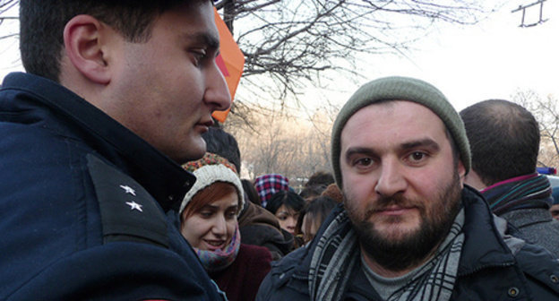 Protester near the Russian Consulate in Yerevan. Photo by Armine Martirosyan for the "Caucasian Knot" Protester near the Russian Consulate in Yerevan. Photo by Armine Martirosyan for the "Caucasian Knot"