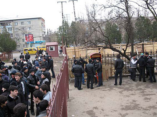 Students of the Technical University of Dagestan remonstrate against illegal development of public green space. Makhachkala, December 21, 2009. Photo by the "Caucasian Knot" Students of the Technical University of Dagestan remonstrate against illegal development of public green space. Makhachkala, December 21, 2009. Photo by the "Caucasian Knot"