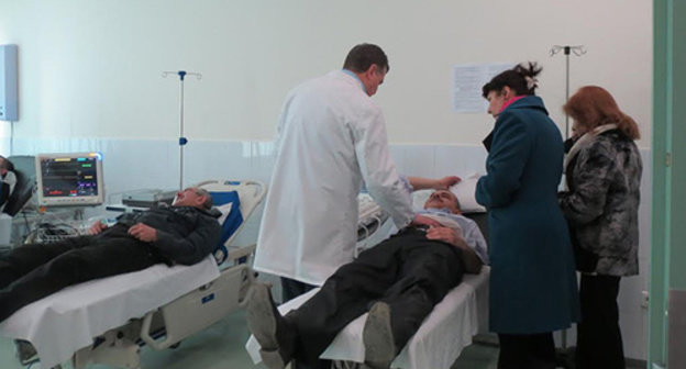 Physicians are examining the supporter of the "Pre-Parliament" Mkhitar Avetisyan who was beaten up in Kashatag District. Stepanakert, Nagorno-Karabakh Republic, January 31, 2015. Photo by Alvard Grigoryan for the ‘Caucasian Knot’. Physicians are examining the supporter of the "Pre-Parliament" Mkhitar Avetisyan who was beaten up in Kashatag District. Stepanakert, Nagorno-Karabakh Republic, January 31, 2015. Photo by Alvard Grigoryan for the ‘Caucasian Knot’.