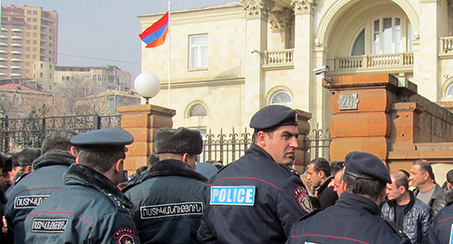 Policemen near the residence of the president of Armenia during protests against the Law "On Turnover Tax", January 2015. Photo by Armine Martirosyan for the "Caucasian Knot" Policemen near the residence of the president of Armenia during protests against the Law "On Turnover Tax", January 2015. Photo by Armine Martirosyan for the "Caucasian Knot"