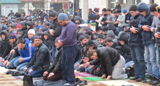 Believers near the central Juma Mosque of Dagestan. Makhachkala. Photo by Timur Isaev for the "Caucasian Knot" Believers near the central Juma Mosque of Dagestan. Makhachkala. Photo by Timur Isaev for the "Caucasian Knot"
