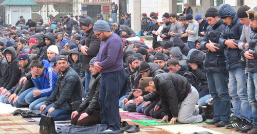 Believers near the central Juma Mosque of Dagestan. Makhachkala. Photo by Timur Isaev for the "Caucasian Knot" Believers near the central Juma Mosque of Dagestan. Makhachkala. Photo by Timur Isaev for the "Caucasian Knot"