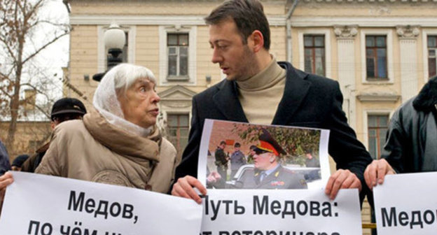 Magomed Khazbiev at the picket in Moscow. Lyudmila Alexeeva is to the left. Photo: RFE/RL Magomed Khazbiev at the picket in Moscow. Lyudmila Alexeeva is to the left. Photo: RFE/RL