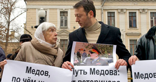 Magomed Khazbiev at the picket in Moscow. Lyudmila Alexeeva is to the left. Photo: RFE/RL Magomed Khazbiev at the picket in Moscow. Lyudmila Alexeeva is to the left. Photo: RFE/RL