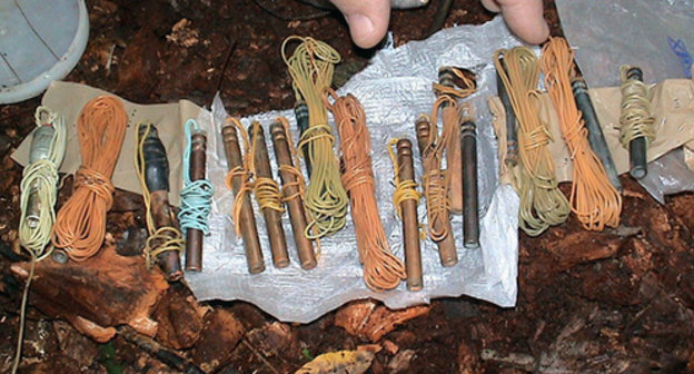 Components of an improvised explosive device (IED). Photo: http://nac.gov.ru/files/2268.JPG