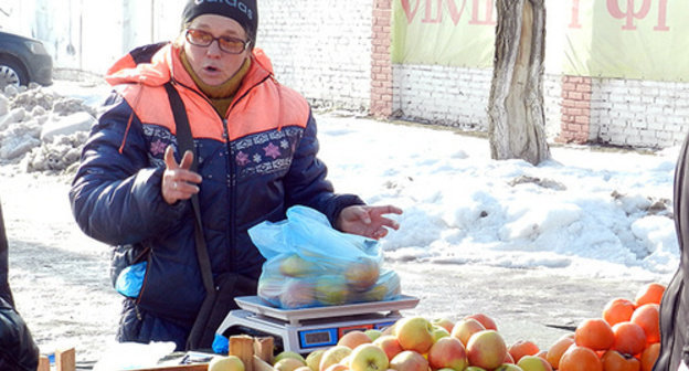 Apples' saleswoman. Photo by Tatyana Filimonova for the "Caucasian Knot" Apples' saleswoman. Photo by Tatyana Filimonova for the "Caucasian Knot"