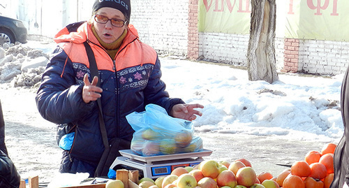 Apples' saleswoman. Photo by Tatyana Filimonova for the "Caucasian Knot"