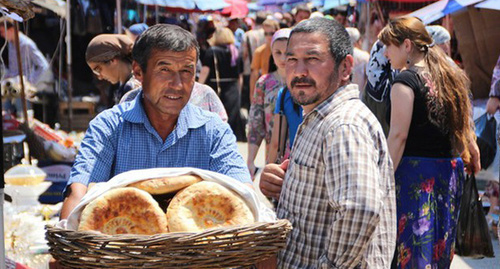 Merchants at the "Berkat" marketplace. Photo by Magomed Magomedov for the ‘Caucasian Knot’. Merchants at the "Berkat" marketplace. Photo by Magomed Magomedov for the ‘Caucasian Knot’.