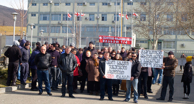 Prisoners' relatives near Gldani Prison. Photo by Beslan Kmuzov for the "Caucasian Knot" Prisoners' relatives near Gldani Prison. Photo by Beslan Kmuzov for the "Caucasian Knot"