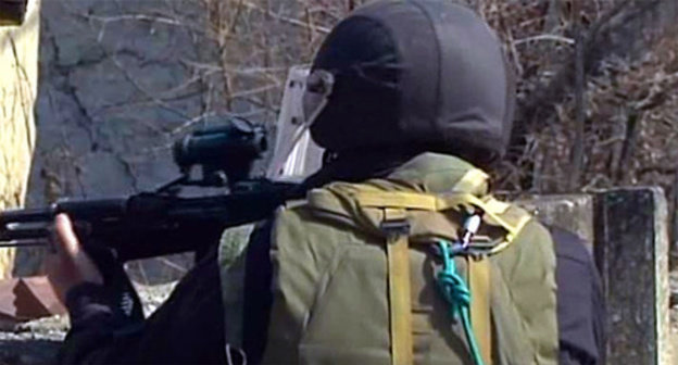 Law enforcer during special operation. Photo: http://nac.gov.ru/nakmessage/2014/12/26/v-sunzhenskom-raione-chechni-neitralizovan-bandit-obstrelyavshii-politseiskikh.html Law enforcer during special operation. Photo: http://nac.gov.ru/nakmessage/2014/12/26/v-sunzhenskom-raione-chechni-neitralizovan-bandit-obstrelyavshii-politseiskikh.html