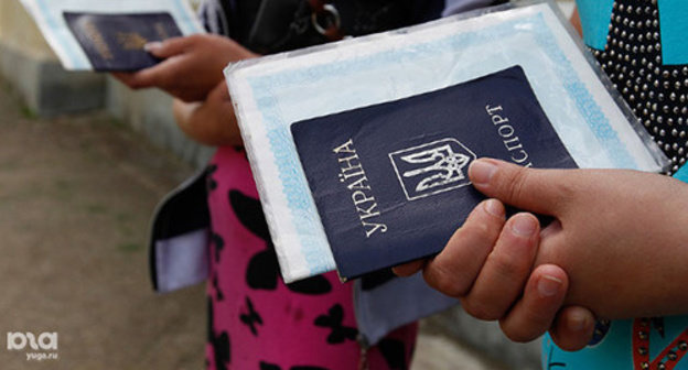 Ukrainian resettler holding a Ukranian passport. Photo: Eduard Kornienko, YUGA.ru, http://www.yuga.ru/media/3c/6c/ek_8026__hefdzn4.jpg