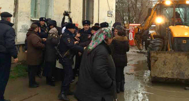 Policemen pushing protesters away from the construction site of high-rise apartment blocks. Photo by Timur Isaev for the ‘Caucasian Knot’. Policemen pushing protesters away from the construction site of high-rise apartment blocks. Photo by Timur Isaev for the ‘Caucasian Knot’.