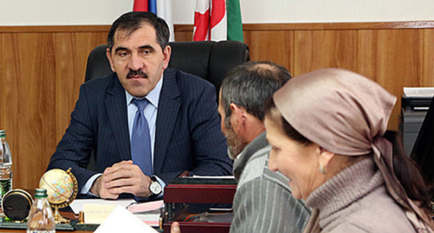 Yunus-Bek Evkurov holding Republic Visiting day. Photo: http://www.ingushetia.ru/m-news/archives/IMG_7421.JPG Yunus-Bek Evkurov holding Republic Visiting day. Photo: http://www.ingushetia.ru/m-news/archives/IMG_7421.JPG