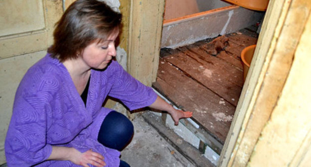 Anna Tkacheva shows the place in her bathroom where a ceiling beam collapsed. Sochi, March 6, 2015. Photo by Svetlana Kravchenko for the ‘Caucasian Knot’. Anna Tkacheva shows the place in her bathroom where a ceiling beam collapsed. Sochi, March 6, 2015. Photo by Svetlana Kravchenko for the ‘Caucasian Knot’.