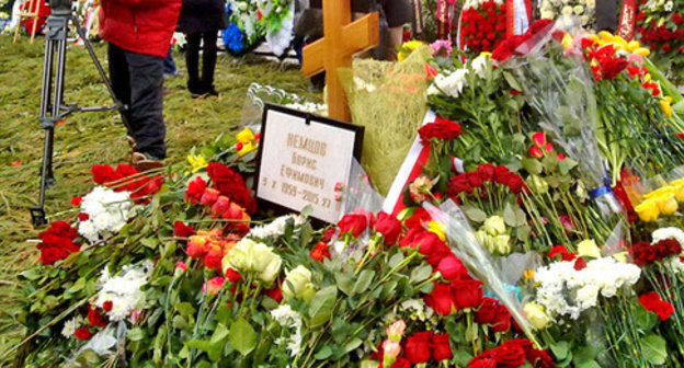 Flowers at the tomb of Boris Nemtsov. Moscow, March 3, 2015. Photo by Vyacheslav Feraposhkin for the ‘Caucasian Knot’. Flowers at the tomb of Boris Nemtsov. Moscow, March 3, 2015. Photo by Vyacheslav Feraposhkin for the ‘Caucasian Knot’.