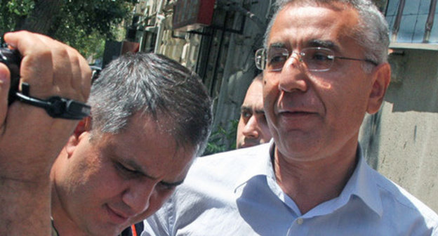Intigam Aliev (to the right) during his detention. Baku, August 8, 2014. Photo by Aziz Karimov for the "Caucasian Knot" Intigam Aliev (to the right) during his detention. Baku, August 8, 2014. Photo by Aziz Karimov for the "Caucasian Knot"