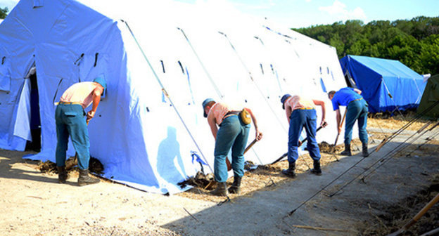 MfE officials pitching a tent in a refugee camp in the Rostov Region. Photo by Oleg Pchyolov for the "Caucasian Knot" MfE officials pitching a tent in a refugee camp in the Rostov Region. Photo by Oleg Pchyolov for the "Caucasian Knot"