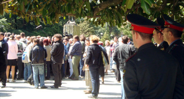 Meeting of Boris Nemtsov with his electorate in Tsvetnoy boulevard in Sochi, 2009. Photo by Svetlana Kravchenko for the "Caucasian Knot" Meeting of Boris Nemtsov with his electorate in Tsvetnoy boulevard in Sochi, 2009. Photo by Svetlana Kravchenko for the "Caucasian Knot"