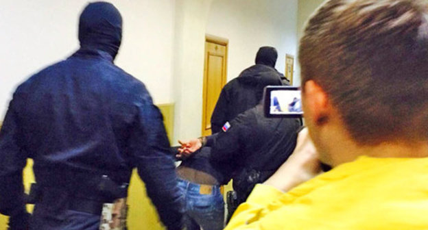 Anzor Gubashev is led through the corridor of the Basmanny Court of Moscow. March 8. Photo by the "Caucasian Knot" correspondent Anzor Gubashev is led through the corridor of the Basmanny Court of Moscow. March 8. Photo by the "Caucasian Knot" correspondent