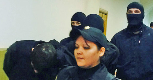 Zaur Dadaev being taken through the hallway of the Moscow’s Basmanny District Court, March 8, 2015. Photo by the ‘Caucasian Knot’ correspondent. 