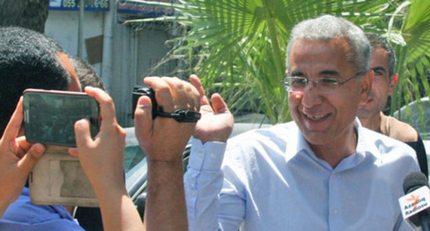 Intigam Aliev (to the right) during his detention. Baku, August 8, 2014. Photo by Aziz Karimov for the "Caucasian Knot". Intigam Aliev (to the right) during his detention. Baku, August 8, 2014. Photo by Aziz Karimov for the "Caucasian Knot".