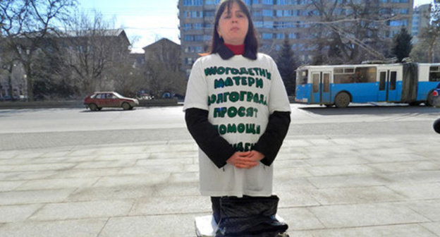Participant of the rotating hunger strike of parents with many children Olga Eschenko standing on her knees on the steps of the administration of the Volgograd Region. Volgograd, March 20, 2015. Photo by Tatiana Filimonova for the ‘Caucasian Knot’. Participant of the rotating hunger strike of parents with many children Olga Eschenko standing on her knees on the steps of the administration of the Volgograd Region. Volgograd, March 20, 2015. Photo by Tatiana Filimonova for the ‘Caucasian Knot’.