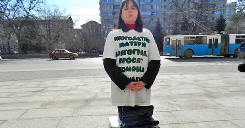Participant of the rotating hunger strike of parents with many children Olga Eschenko standing on her knees on the steps of the administration of the Volgograd Region. Volgograd, March 20, 2015. Photo by Tatiana Filimonova for the ‘Caucasian Knot’. Participant of the rotating hunger strike of parents with many children Olga Eschenko standing on her knees on the steps of the administration of the Volgograd Region. Volgograd, March 20, 2015. Photo by Tatiana Filimonova for the ‘Caucasian Knot’.