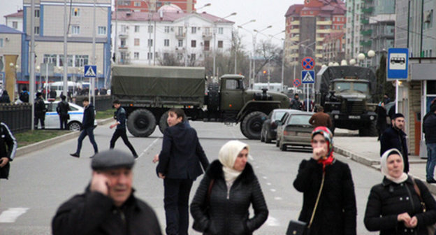 Defense technology in the streets of Grozny. Photo by Akhmed Aldebirov for the "Caucasian Knot" Defense technology in the streets of Grozny. Photo by Akhmed Aldebirov for the "Caucasian Knot"