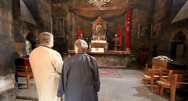 The participants of the media forum "At the Foot of Mount Ararat" in the Armenian temple. Photo: http://mediacongress.ru/multimedia/fotogalereya/mediaforum_rossijskih_smi_u_podnozhiya_ararata/ The participants of the media forum "At the Foot of Mount Ararat" in the Armenian temple. Photo: http://mediacongress.ru/multimedia/fotogalereya/mediaforum_rossijskih_smi_u_podnozhiya_ararata/