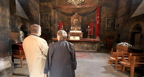 The participants of the media forum "At the Foot of Mount Ararat" in the Armenian temple. Photo: http://mediacongress.ru/multimedia/fotogalereya/mediaforum_rossijskih_smi_u_podnozhiya_ararata/