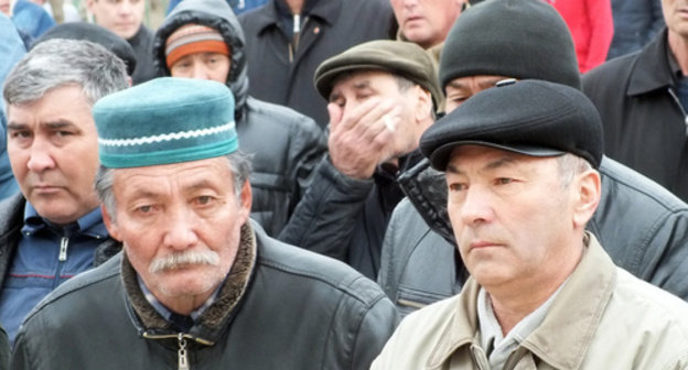 The participants of the gathering of Nogaysky District residents, Dagestan, March 20, 2015. Photo by Patimat Makhmudova for the "Caucasian Knot" The participants of the gathering of Nogaysky District residents, Dagestan, March 20, 2015. Photo by Patimat Makhmudova for the "Caucasian Knot"