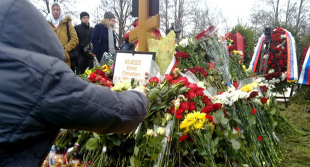At a grave of Boris Nemtsov. Moscow, March 3, 2015. Photo by Vyacheslav Feraposhkin for the "Caucasian Knot" At a grave of Boris Nemtsov. Moscow, March 3, 2015. Photo by Vyacheslav Feraposhkin for the "Caucasian Knot"