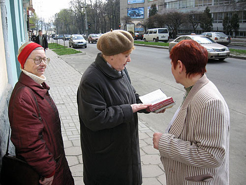 Homiletic activities of Jehovan's Witnesses. Photo by http://ru.wikipedia.org Homiletic activities of Jehovan's Witnesses. Photo by http://ru.wikipedia.org