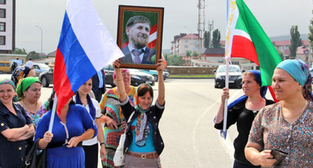 Chechnya residents with portrait of Ramzan Kadyrov. Photo by Akhmed Aldebirov for the ‘Caucasian Knot’. Chechnya residents with portrait of Ramzan Kadyrov. Photo by Akhmed Aldebirov for the ‘Caucasian Knot’.