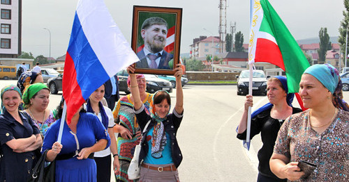 Chechnya residents with portrait of Ramzan Kadyrov. Photo by Akhmed Aldebirov for the ‘Caucasian Knot’. Chechnya residents with portrait of Ramzan Kadyrov. Photo by Akhmed Aldebirov for the ‘Caucasian Knot’.