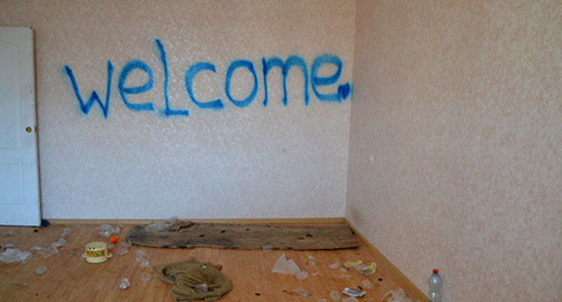 Inscriptions in the house of cottage settlement for Olympic resettlers. Photo by Svetlana Kravchenko for the ‘Caucasian Knot’. Inscriptions in the house of cottage settlement for Olympic resettlers. Photo by Svetlana Kravchenko for the ‘Caucasian Knot’.