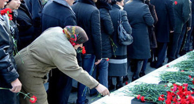 Flower laying. Photo: http://novosti.az/images/29855/08/298550882.jpg Flower laying. Photo: http://novosti.az/images/29855/08/298550882.jpg