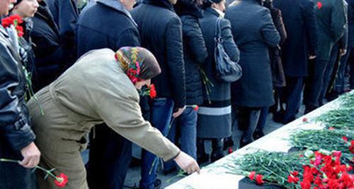 Flower laying. Photo: http://novosti.az/images/29855/08/298550882.jpg Flower laying. Photo: http://novosti.az/images/29855/08/298550882.jpg