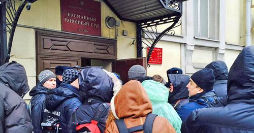 Journalists at the entrance to the Basmanny District Moscow Court, March 8, 2015. Photo by the ‘Caucasian Knot’ correspondent. Journalists at the entrance to the Basmanny District Moscow Court, March 8, 2015. Photo by the ‘Caucasian Knot’ correspondent.