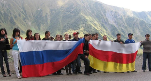 Flags of Russia and South Ossetia. Photo: http://rusila.su/wp-content/uploads/2014/11/8739_big.jpg Flags of Russia and South Ossetia. Photo: http://rusila.su/wp-content/uploads/2014/11/8739_big.jpg