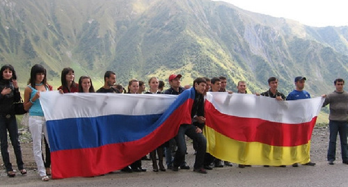 Flags of Russia and South Ossetia. Photo: http://rusila.su/wp-content/uploads/2014/11/8739_big.jpg Flags of Russia and South Ossetia. Photo: http://rusila.su/wp-content/uploads/2014/11/8739_big.jpg