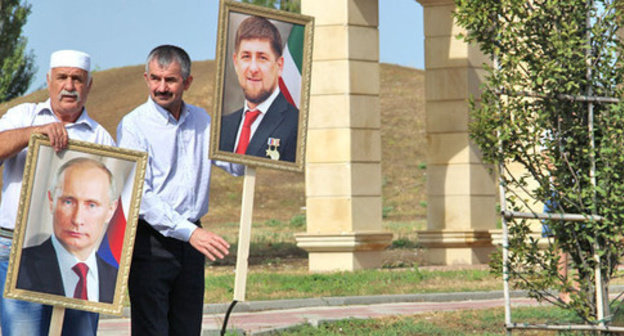 The residents of Chechnya with the portraits of Kadyrov and Putin at the meeting in Grozny. Photo by Akhmed Aldebirov for the "Caucasian Knot" The residents of Chechnya with the portraits of Kadyrov and Putin at the meeting in Grozny. Photo by Akhmed Aldebirov for the "Caucasian Knot"