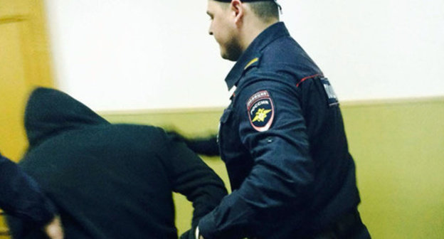 Law enforcer leads the defendant through the corridor of the Basmanny District Court of Moscow. April 6, 2015. Photo by the "Caucasian Knot" correspondent Law enforcer leads the defendant through the corridor of the Basmanny District Court of Moscow. April 6, 2015. Photo by the "Caucasian Knot" correspondent