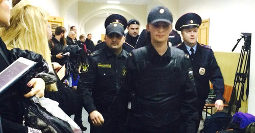 Law enforcers in the corridor of the Basmanny District Court of Moscow. April 6, 2015. Photo by the "Caucasian Knot" Law enforcers in the corridor of the Basmanny District Court of Moscow. April 6, 2015. Photo by the "Caucasian Knot"